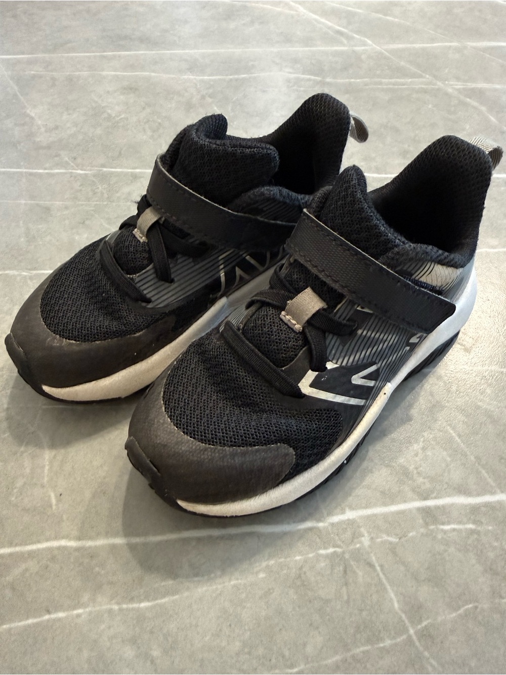 Kids New Balance Black Athletic Sneakers with Hook-and-Loop Strap Sz.9T